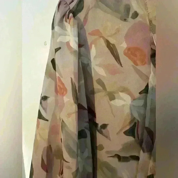 Harper and Joy Henley Style Blouse in floral Pattern—plus size 2X - Picture 4 of 8